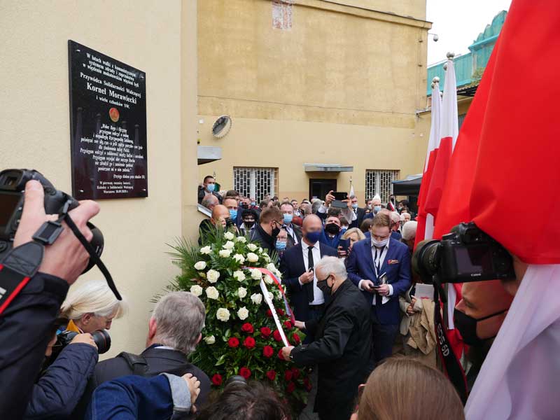 Zdj. nr 5 Wieniec pod tablicą składa Prezes PiS Jarosław Kaczyński