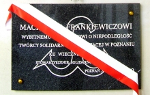 Odsloniecie tablicy upamietaniajcej Maceja Frankiewicza